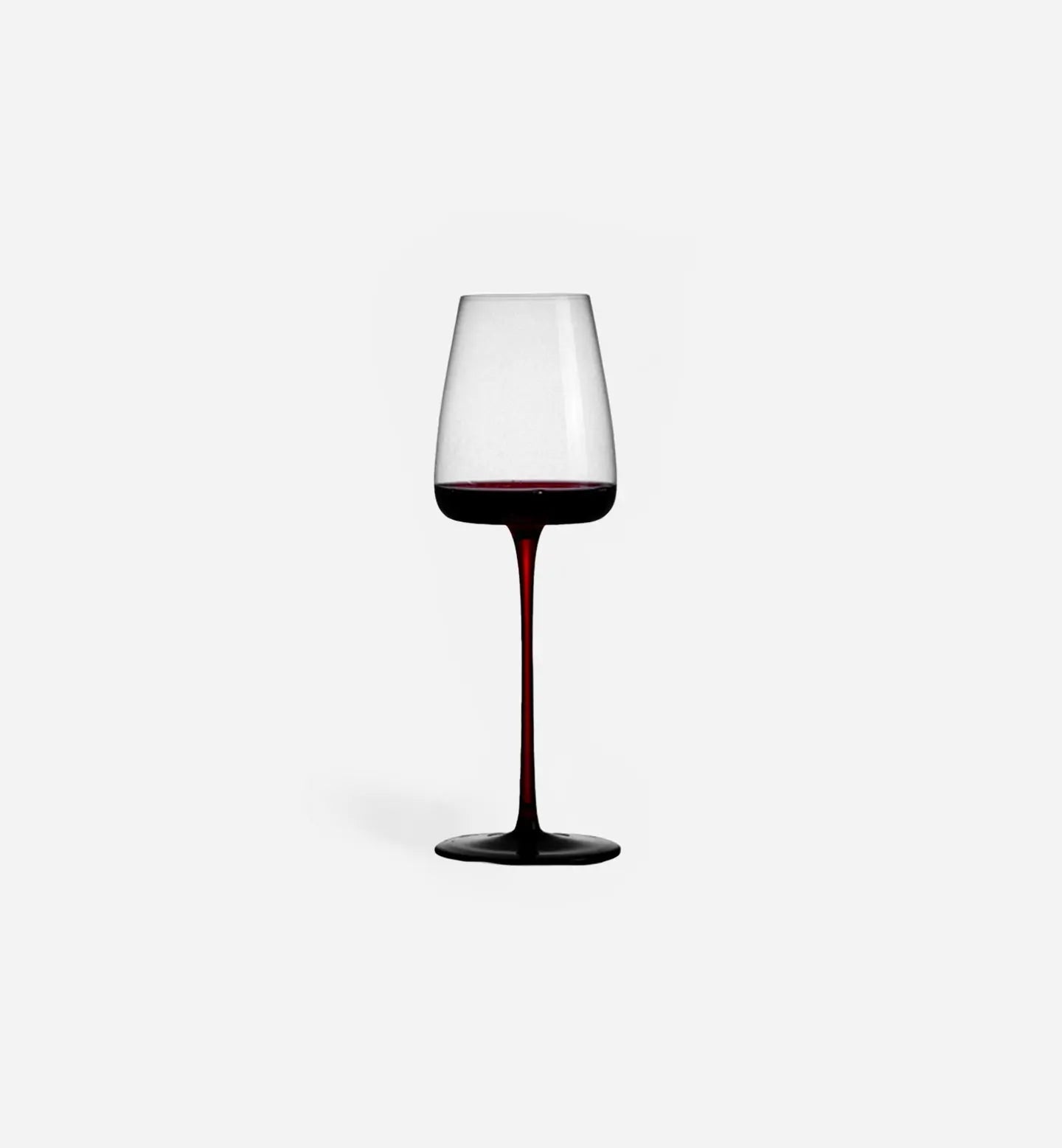 Verre à vin rouge 360 ml classique, fin et élégant, idéal pour vins légers à moyennement corsés. Pied rouge distinctif pour un style subtil.