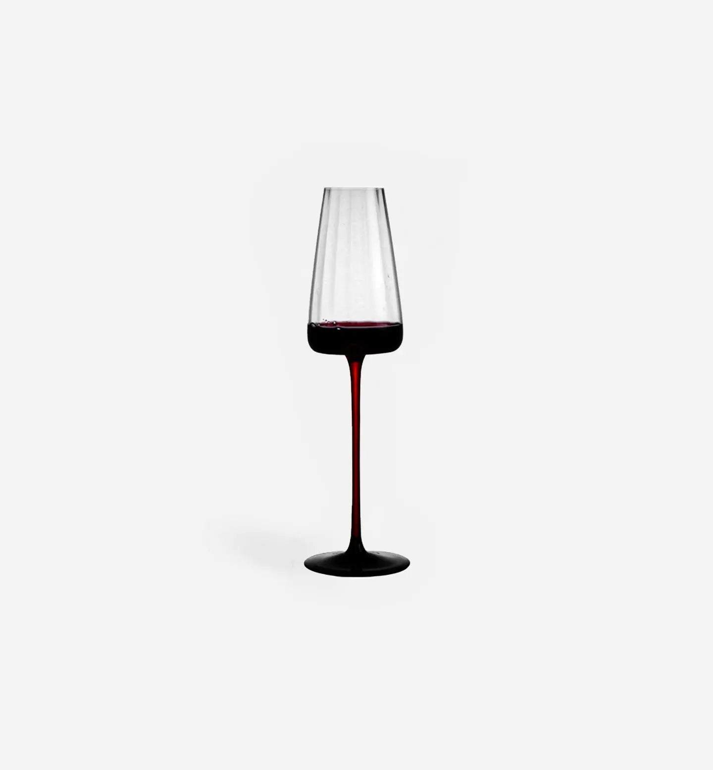 Verre à vin rouge 270ml, ondulations verticales élégantes. Silhouette fine, idéal pour vins rouges subtils et tables raffinées.