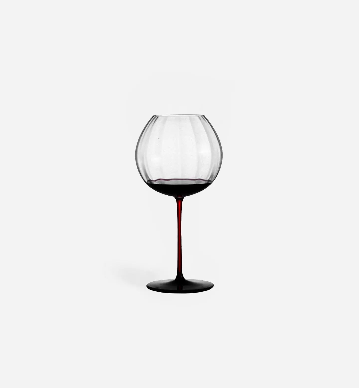 Verre à vin rouge 860 ml avec forme boule au sommet du pied, disponible en versions lisse ou ondulée. Pied rouge distinctif et design élégant pour sublimer vos dégustations.