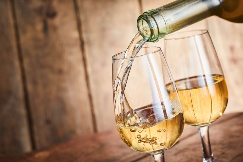 Carafer un vin blanc en été : faut-il vraiment le faire et comment ?