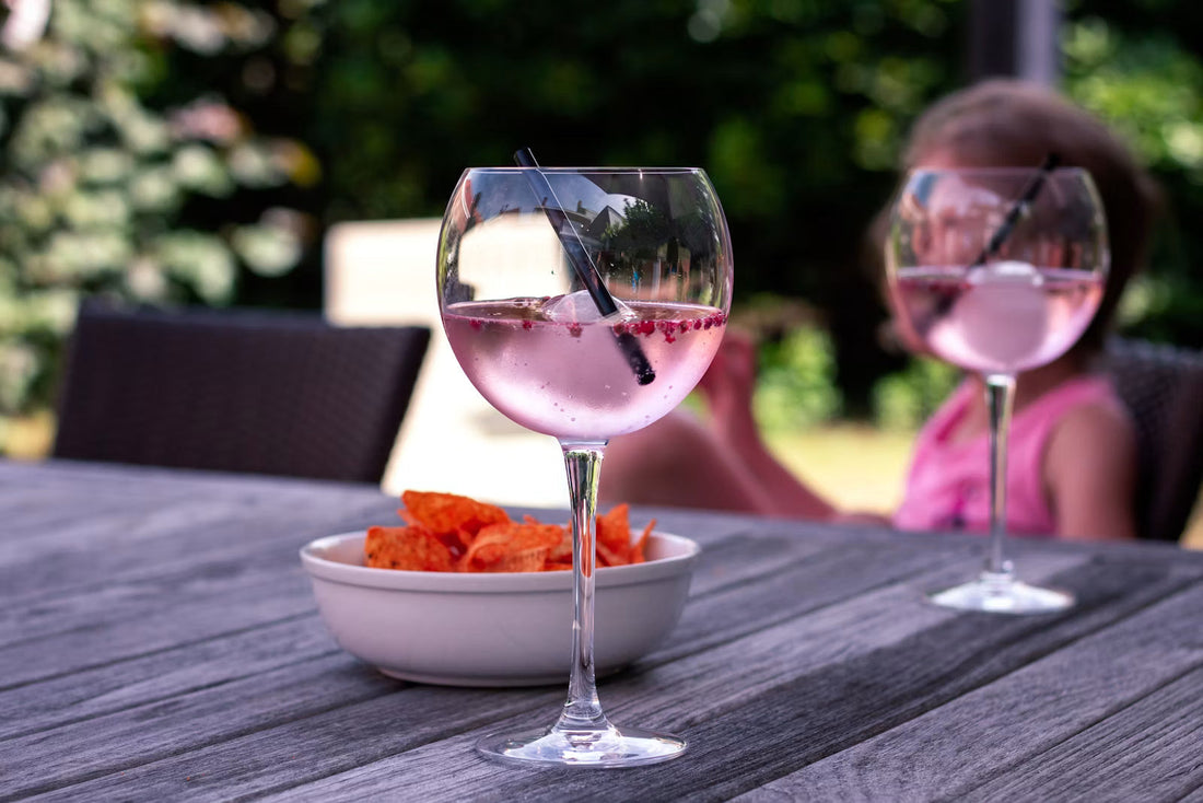Comment tenir un verre à vin correctement (et pourquoi c'est important)