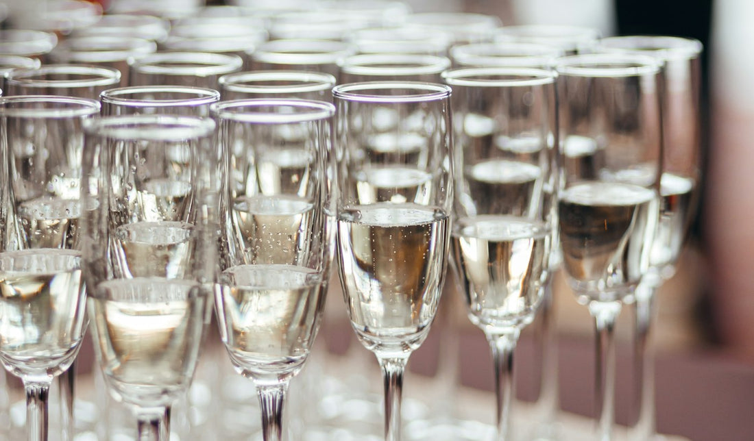 Rangée de verres à champagne remplis, vue rapprochée