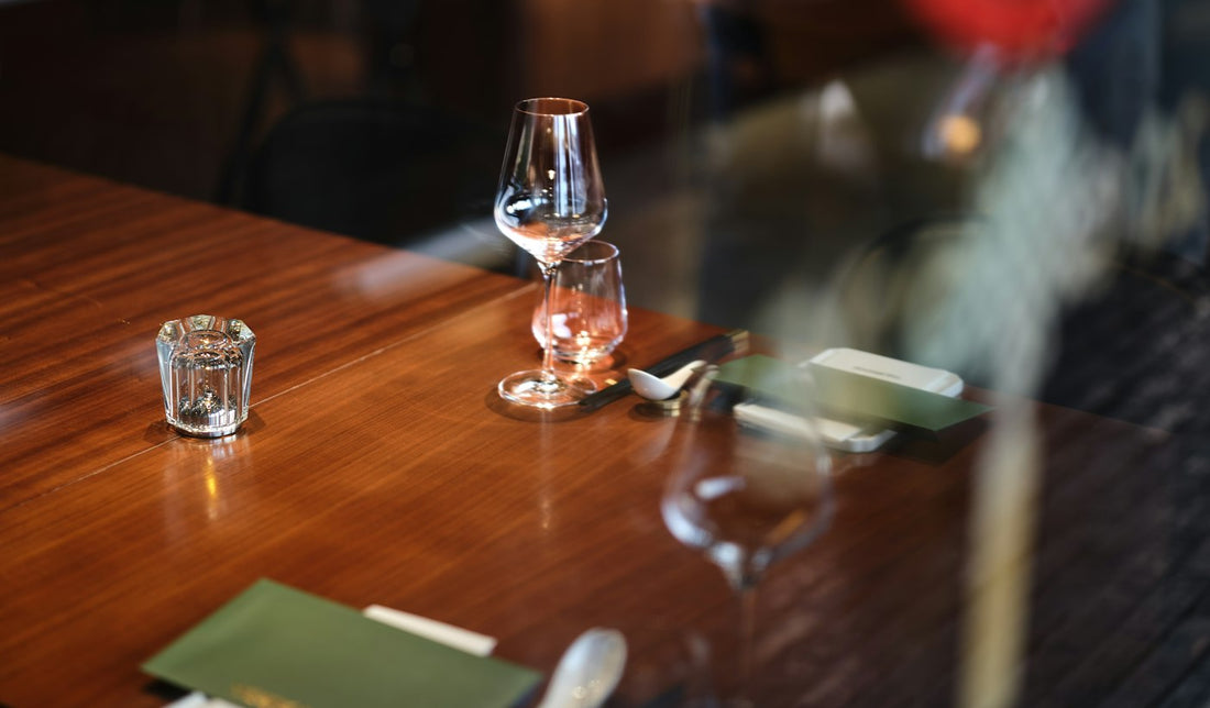 Table dressée avec verres à vin en cristal dans un restaurant