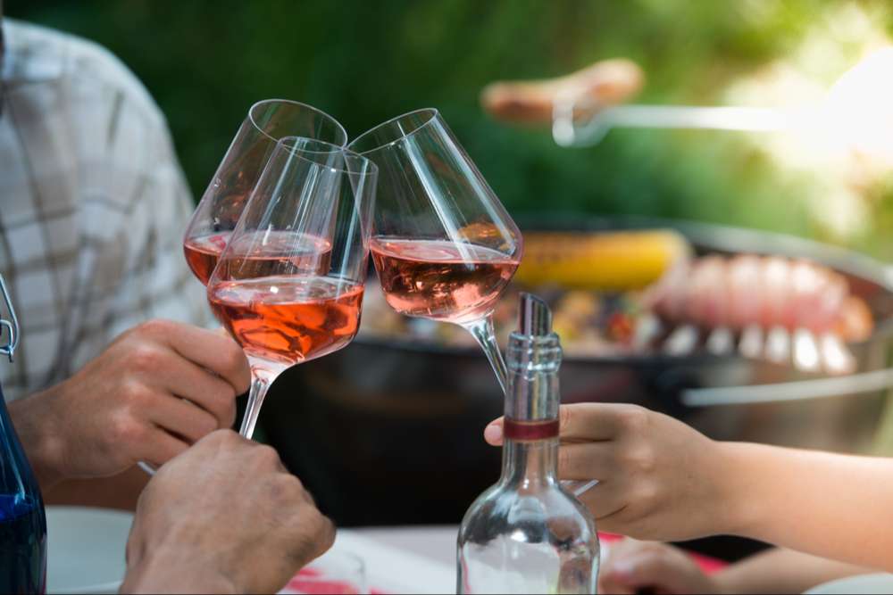 Accord rosé et barbecue : les meilleurs vins et verres pour l'été