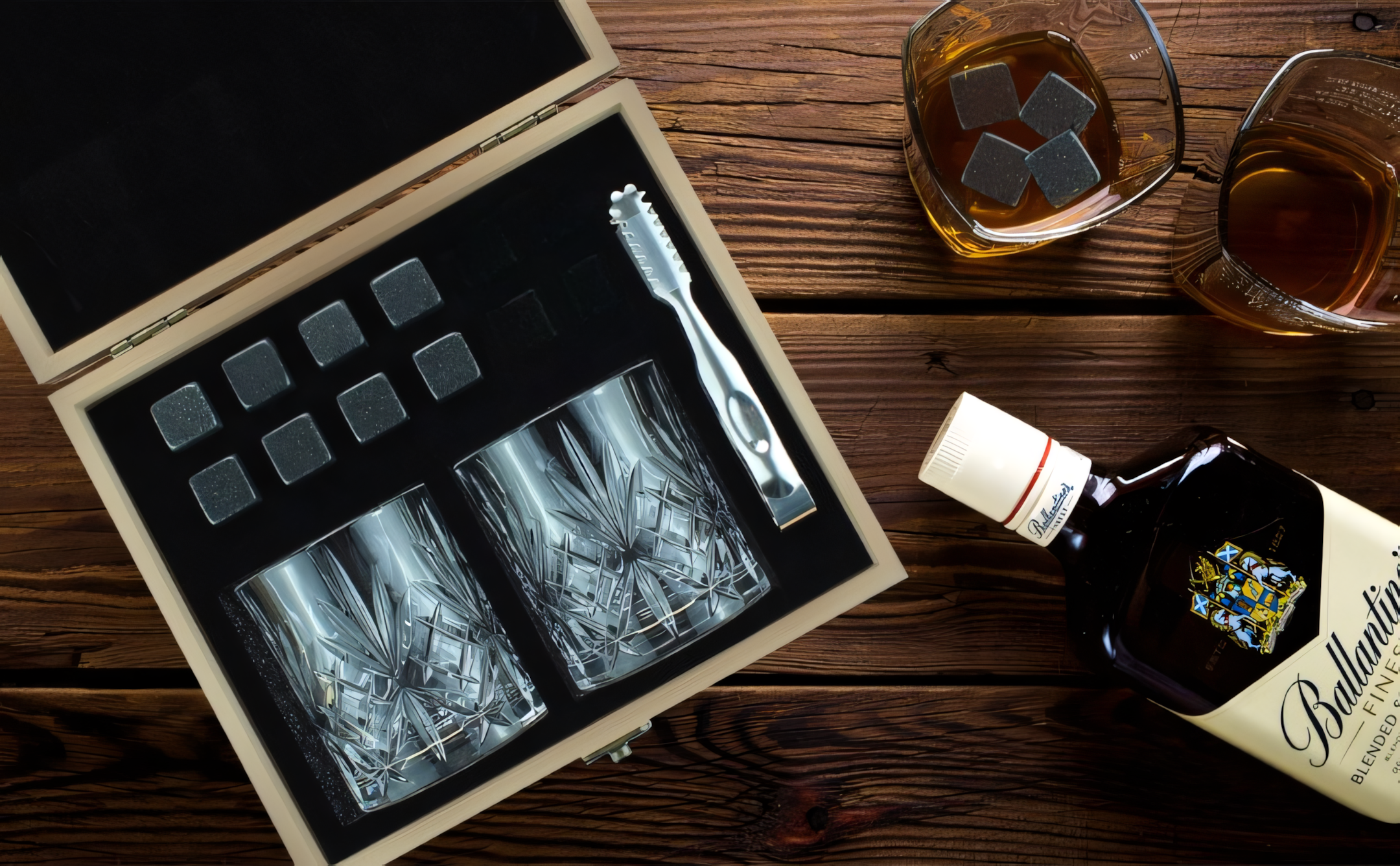Coffret whisky élégant avec verres et accessoires sur table en bois