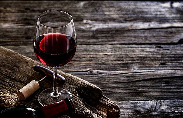 Carafe à vin rouge posée sur table en bois, lumière chaude de dégustation