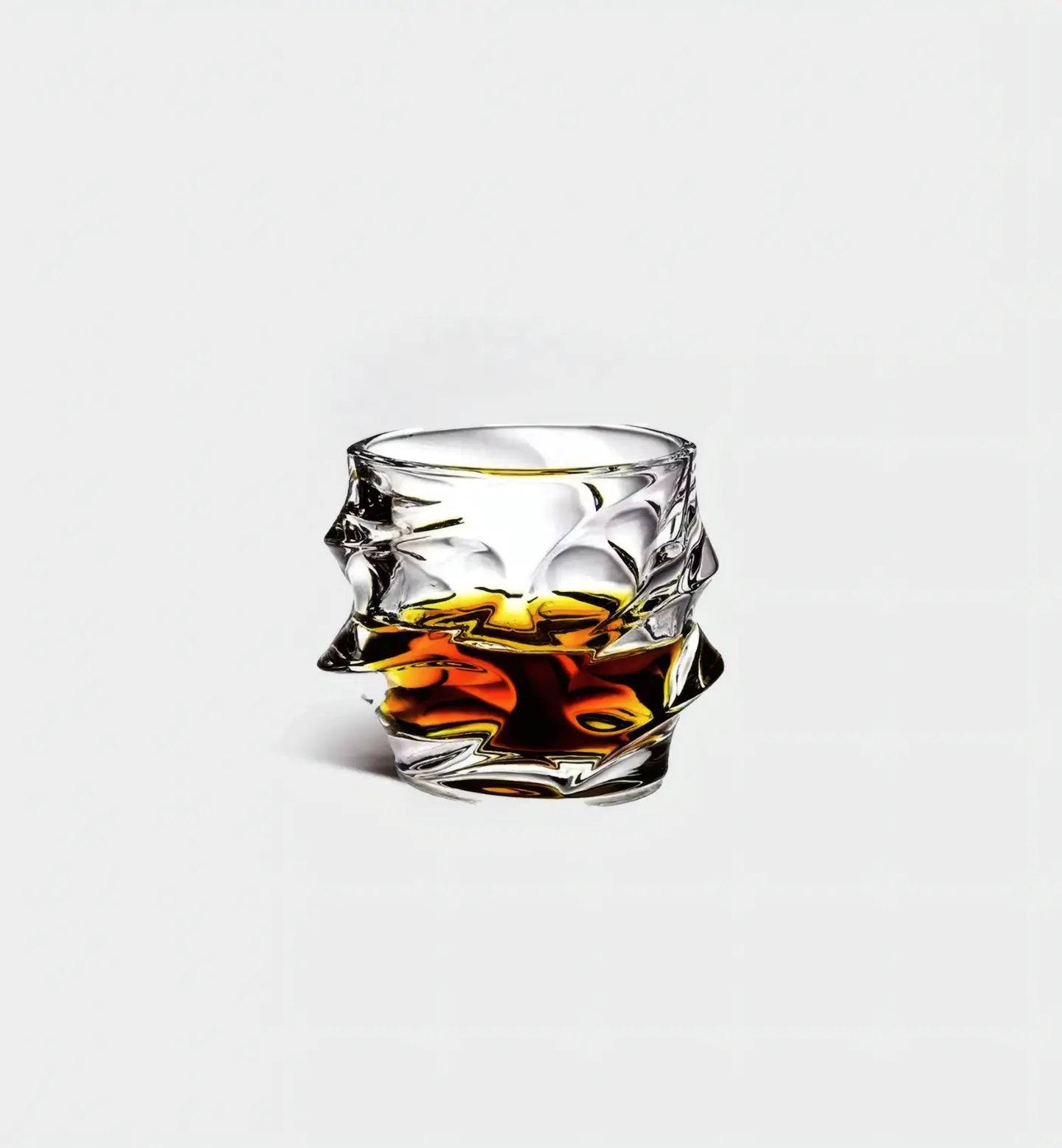 Verre à whisky 330 ml au design abstrait et géométrique. Forme libre et sculpturale pour une dégustation résolument moderne.