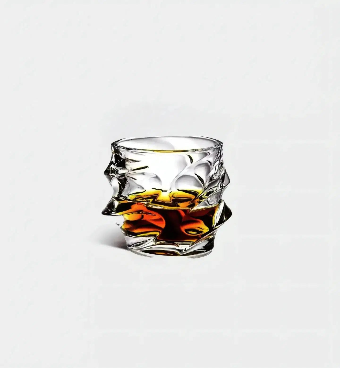 Verre à whisky Chaos 330 ml, motif en relief, vue de face sur fond blanc