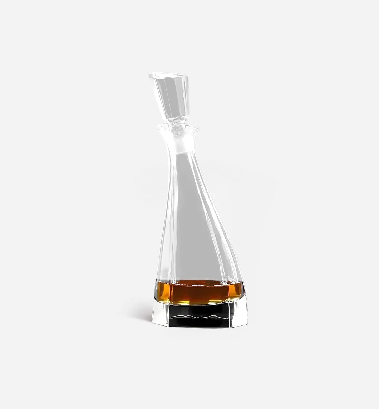 Carafe à whisky en cristal Tilt, 750 ml. Design basique penché pour une touche moderne et originale. Élégance subtile pour vos spiritueux.