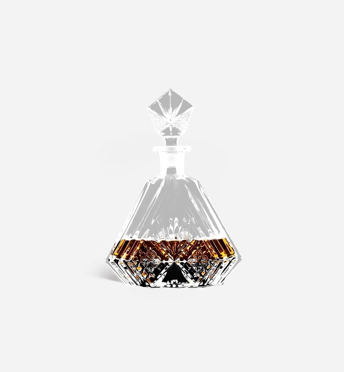 Carafe en cristal Royal, style vintage raffiné. Capacité 650 ml. Élégance classique et finitions complexes pour vos spiritueux d’exception.