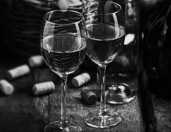 Chez Gustave Montclair, chaque accessoire de dégustation est choisi pour ce qu'il apporte réellement à votre table : une carafe à vin qui libère les arômes d'un grand cru, une carafe à whisky en cristal qui sublime la couleur ambrée d'un single malt, un verre à champagne qui préserve la finesse des bulles.Notre sélection couvre l'ensemble des besoins de la dégustation : carafes à vin et décanteurs pour oxygéner vos crus, carafes à whisky en verre ou en cristal pour vos spiritueux, verres à whisky, verres à 