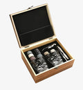 Coffret whisky Artisan ouvert, verres et accessoires présentés, vue de face sur fond blanc