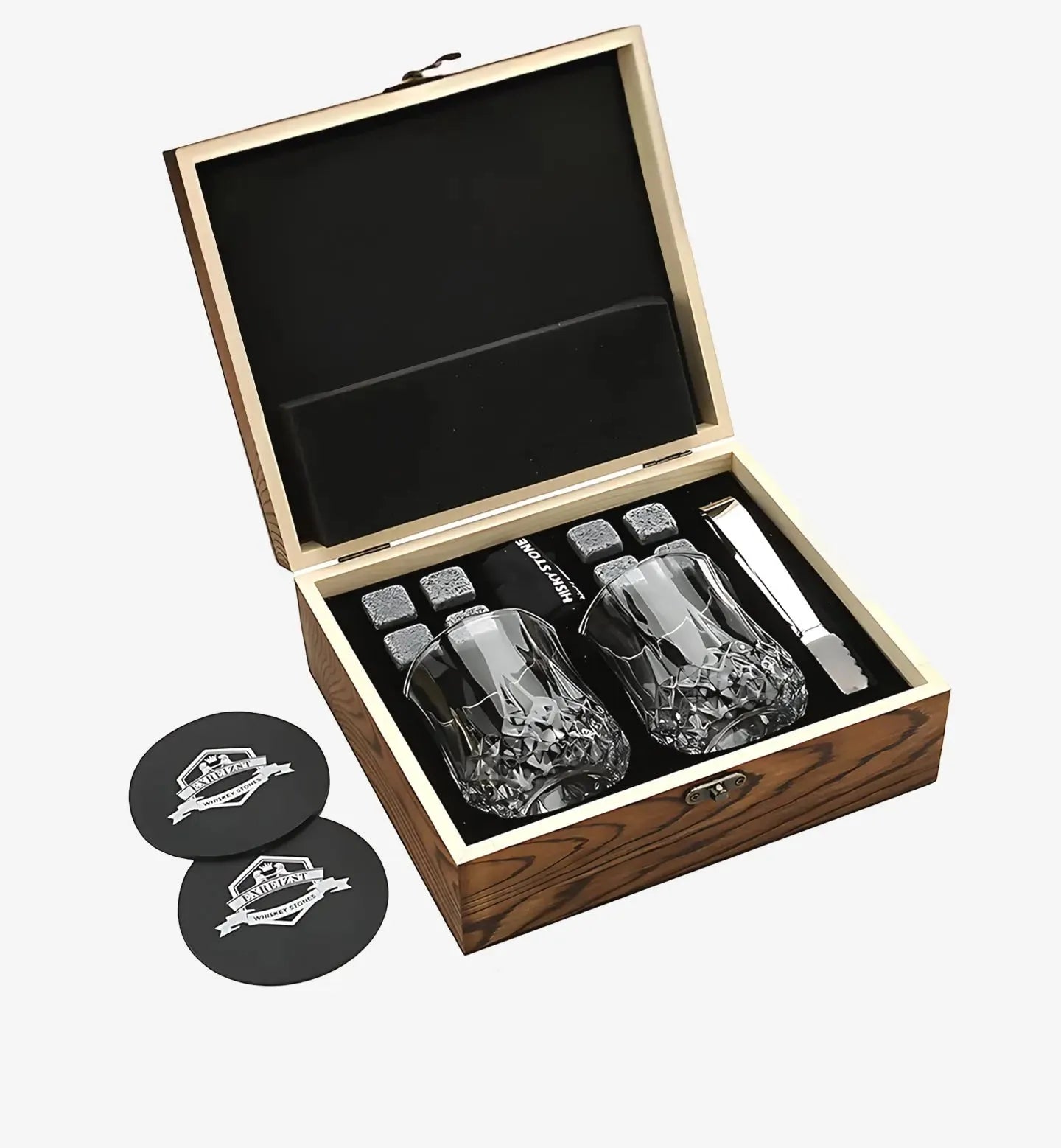 Coffret whisky avec boîte en bois, 2 verres, 8 pierres à whisky, sous-verres noirs, pince et pochette en velours. Élégant et pratique pour un cadeau raffiné.