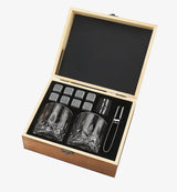 Coffret whisky Signature ouvert, verres et accessoires présentés, vue de face sur fond blanc