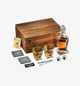 Service à whisky en cristal Noir — carafe et verres, vue de face sur fond blanc