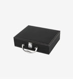 Pack sommelier complet dans une mallette noir élégante. Tire-bouchon à levier, thermomètre, bouchons, stop-goutte… Idéal pour ouvrir et servir vos vins avec style. Fermé