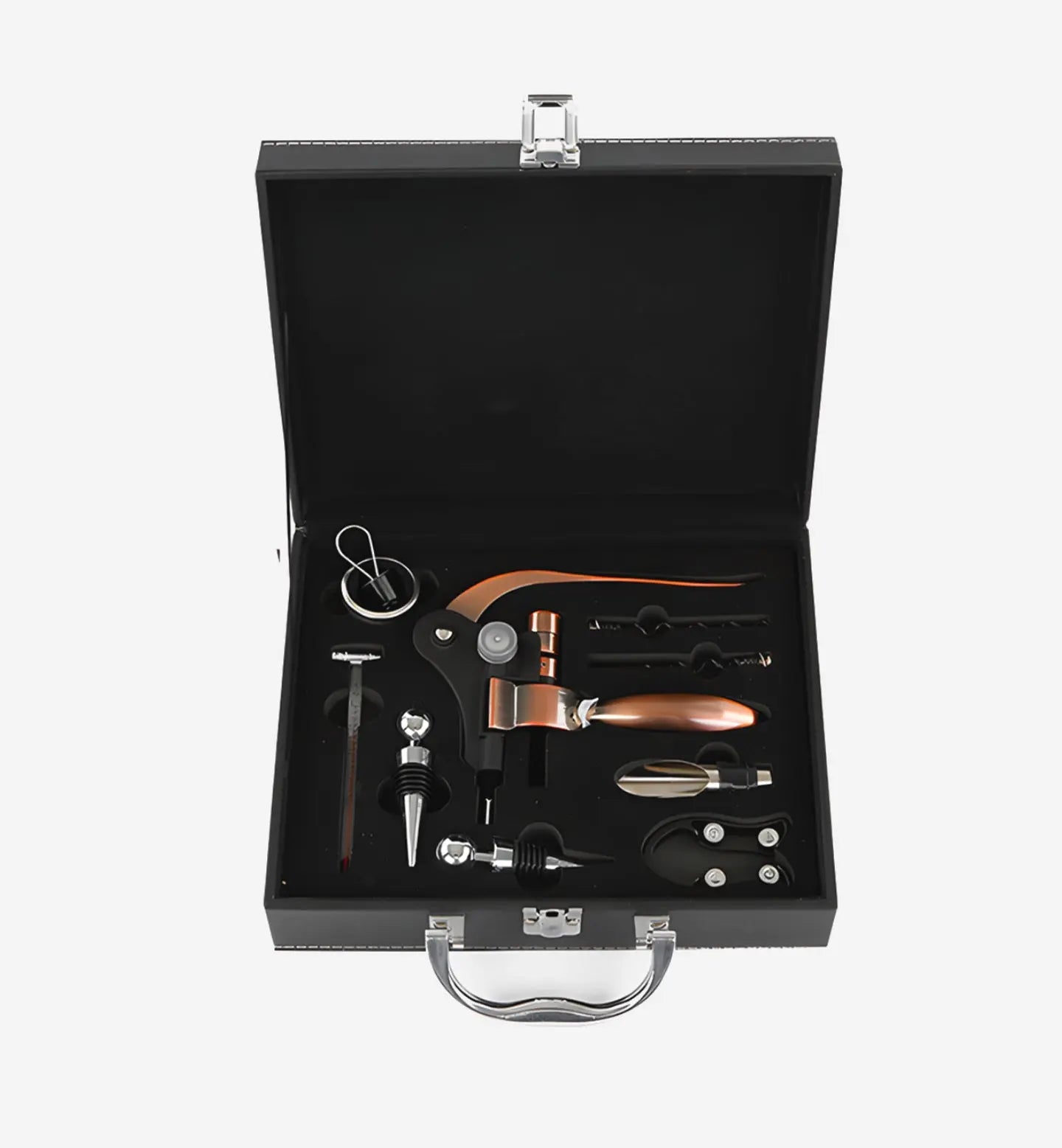 Pack sommelier complet dans une mallette noir élégante bronze. Tire-bouchon à levier, thermomètre, bouchons, stop-goutte… Idéal pour ouvrir et servir vos vins avec style.