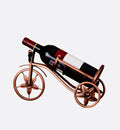 Porte bouteille Cuivelo en métal cuivré avec bouteille de vin, vue de face sur fond blanc