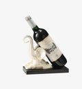 Porte bouteille Elephas en céramique avec bouteille de vin, vue de face sur fond blanc