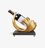 Porte bouteilles design Ondaria en résine dorée, forme fluide et artistique inspirée des vagues. Élégant, moderne et sécurisé pour vos bouteilles.