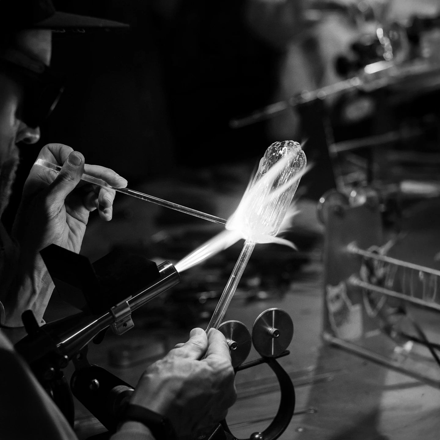 Qui sommes-nous ?

Chez Gustave Montclair, nous croyons que chaque instant de dégustation mérite d’être sublimé par des créations d’exception.

Née d’une passion pour l’art de la table et les moments de convivialité, notre maison s’est donnée pour mission d’offrir des verres, carafes, kits à cocktails, coffrets élégants et accessoires raffinés qui allient esthétisme, qualité et plaisir d’utilisation.
Nous sélectionnons avec soin des partenaires et des ateliers à l’international, réputés pour leur savoir-fai