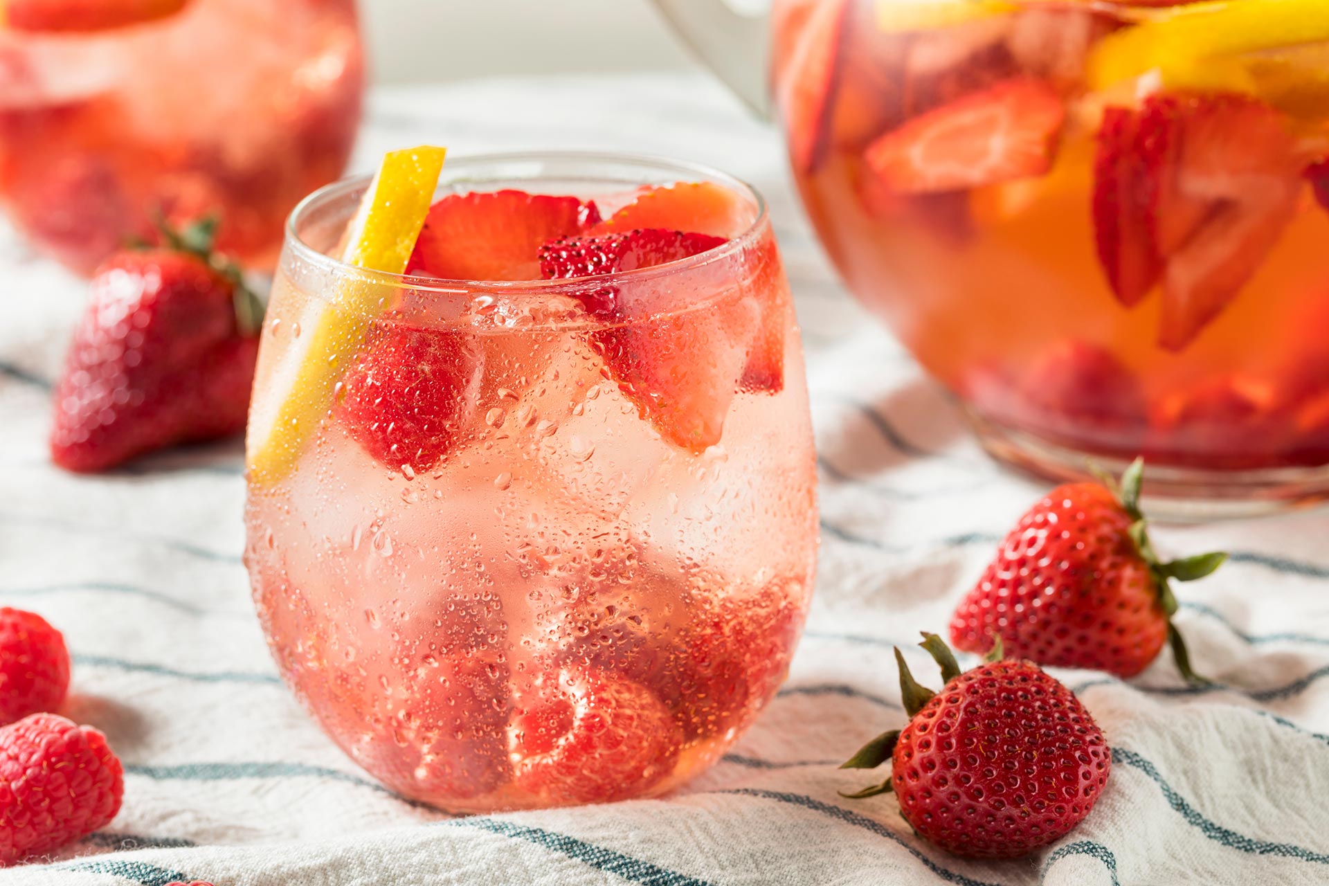 Cocktail framboise élégant avec fruits frais et verre design