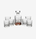 Service à whisky en cristal Damier — carafe et verres, vue de face sur fond blanc