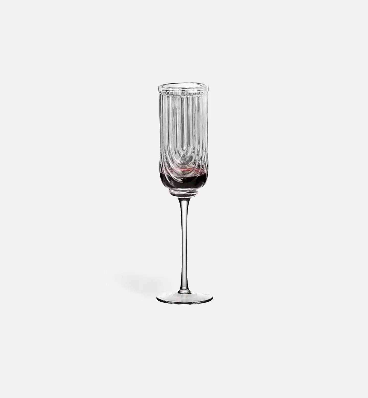 Verre à vin 245 ml en verre transparent avec motif U gravé, alliant raffinement et modernité pour sublimer chaque dégustation.