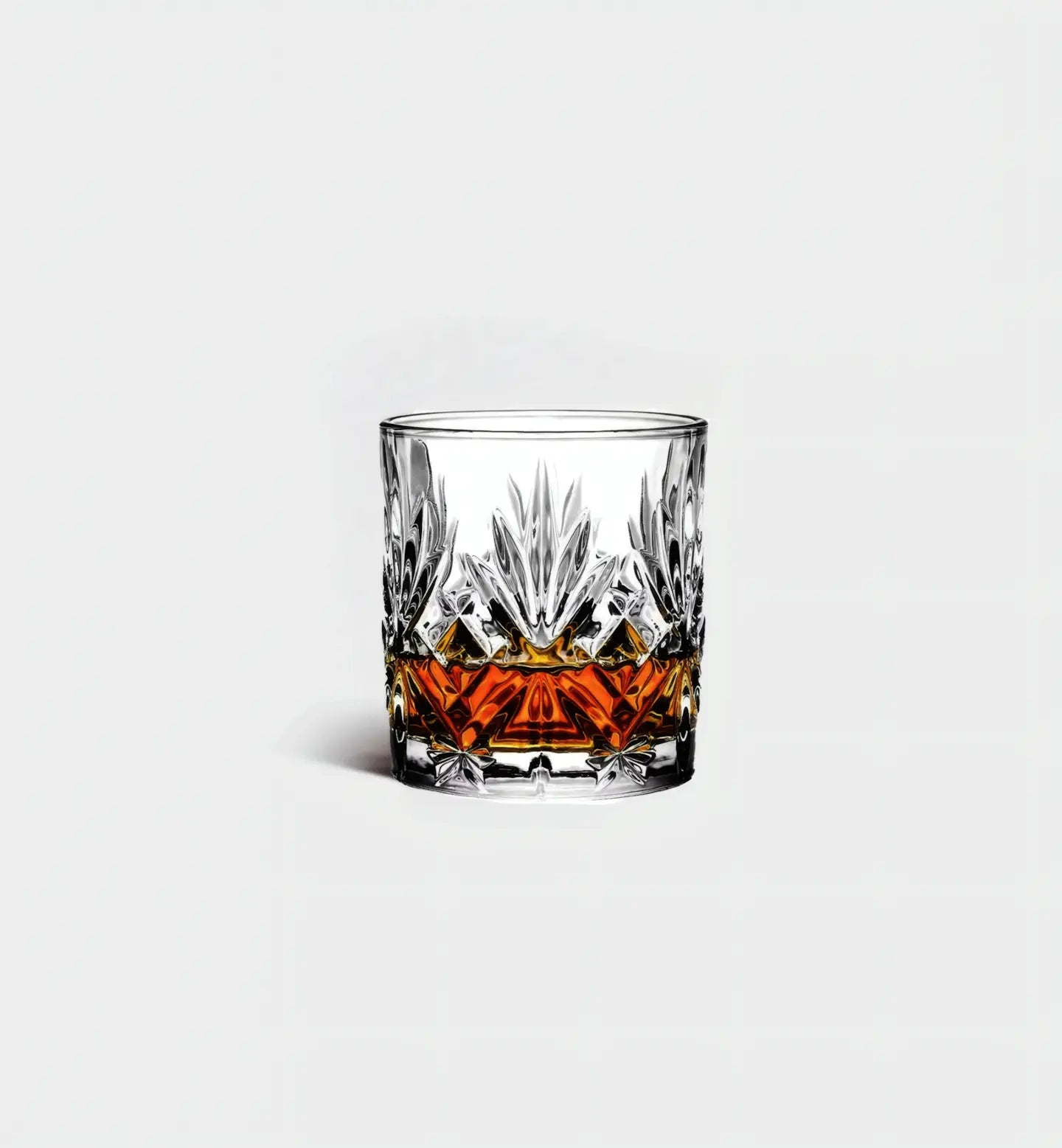 Verre à whisky 300 ml avec base gravée en blocs géométriques et effet de perspective, alliant précision, élégance et design sculptural raffiné.