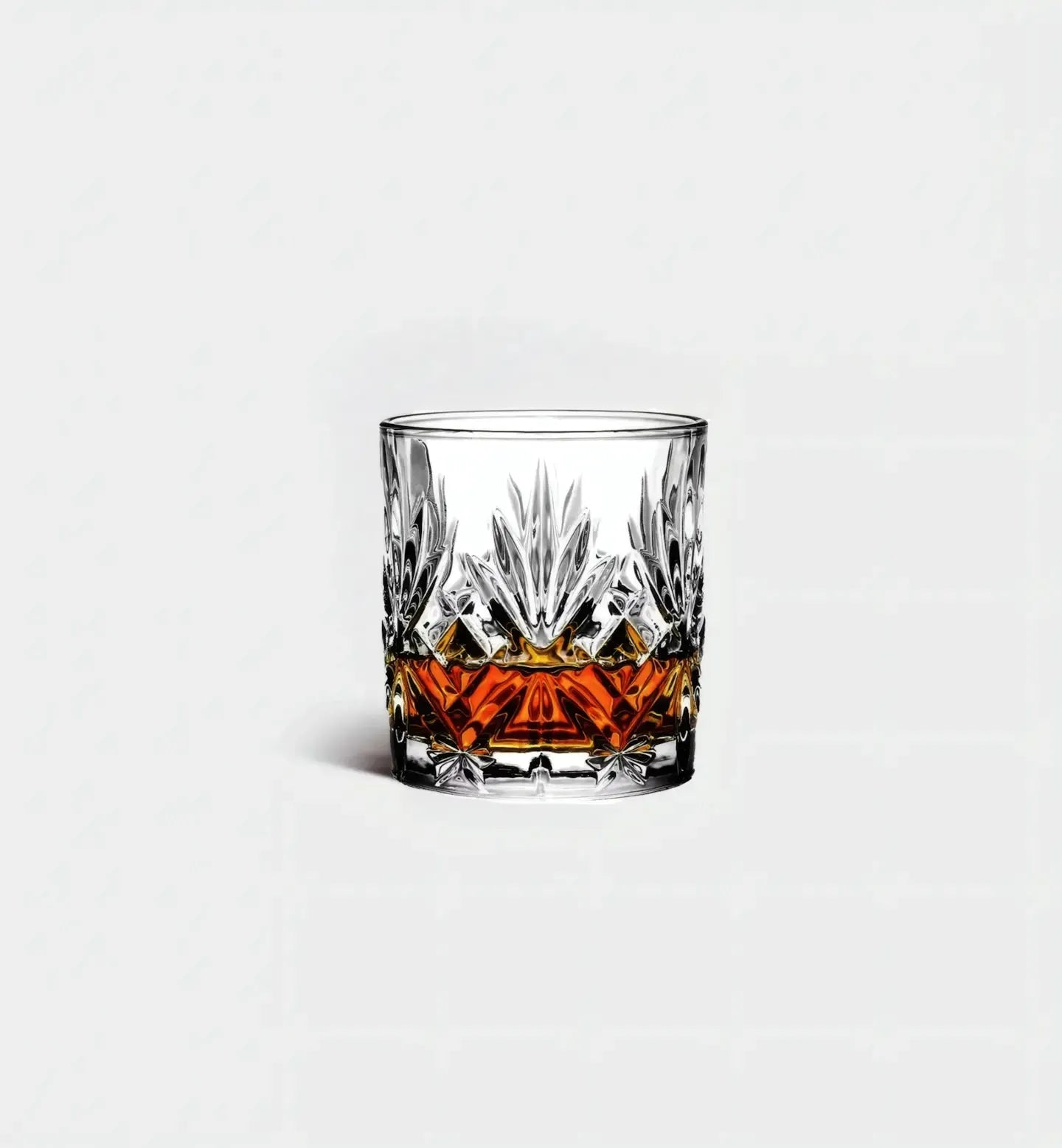 Verre à whisky 300 ml avec base gravée en blocs géométriques et effet de perspective, alliant précision, élégance et design sculptural raffiné.