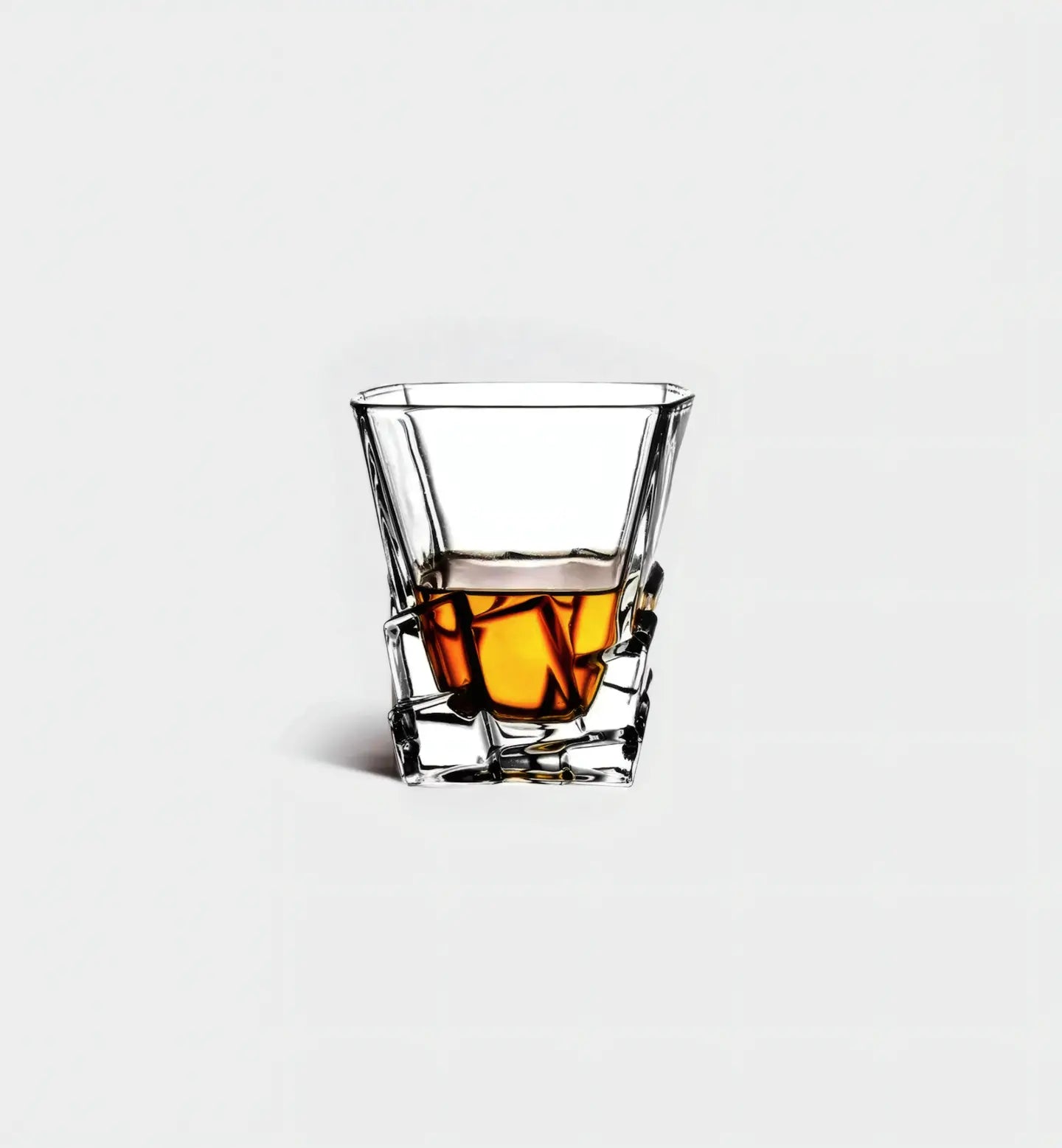 Verre à whisky 300 ml à base géométrique sculptée, alliant design brut et prise en main solide pour une dégustation au style affirmé et moderne.