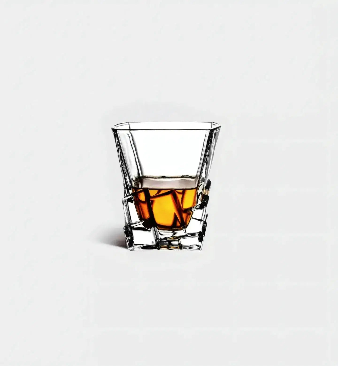 Verre à whisky Monolithe 300 ml, motif en relief, vue de face sur fond blanc