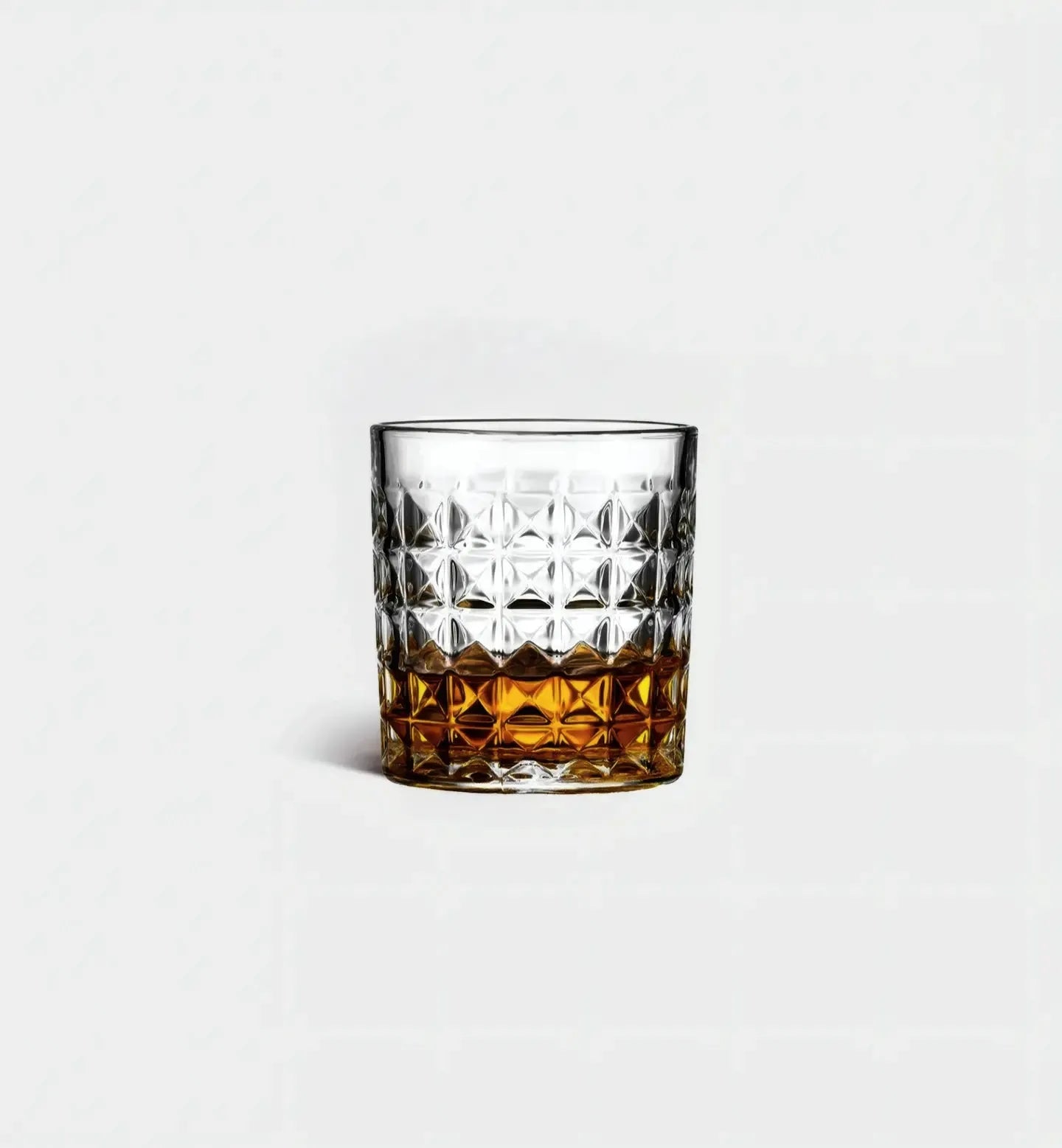Verre à whisky 340 ml au motif petit carreau élégant, alliant design raffiné et grande contenance pour des dégustations chic et sophistiquées.