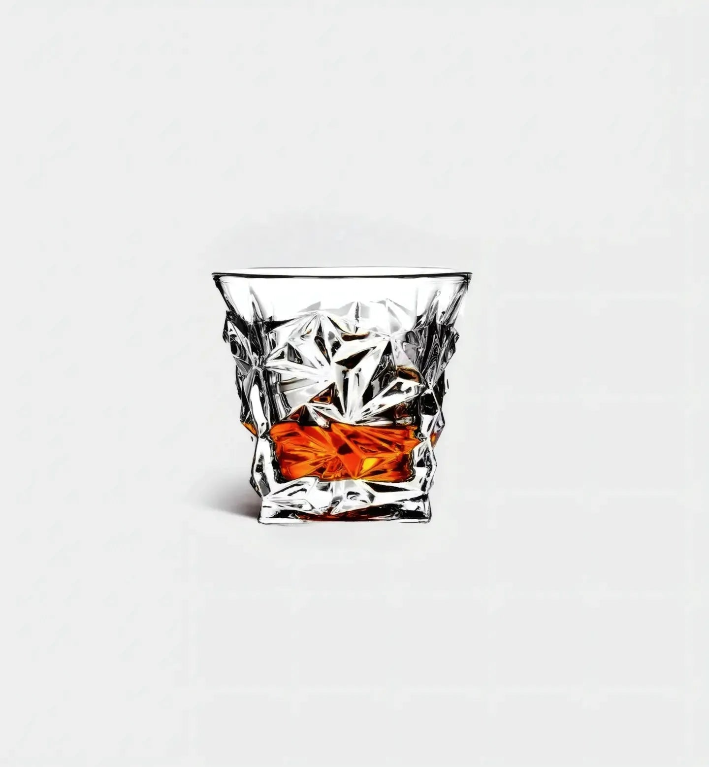 Verre à whisky 280 ml au design froissé unique. Un style moderne et sculptural pour sublimer vos dégustations avec élégance.