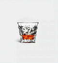 Verre à whisky Origami 280 ml, motif en relief, vue de face sur fond blanc
