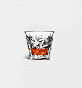 Verre à whisky Origami 280 ml, motif en relief, vue de face sur fond blanc
