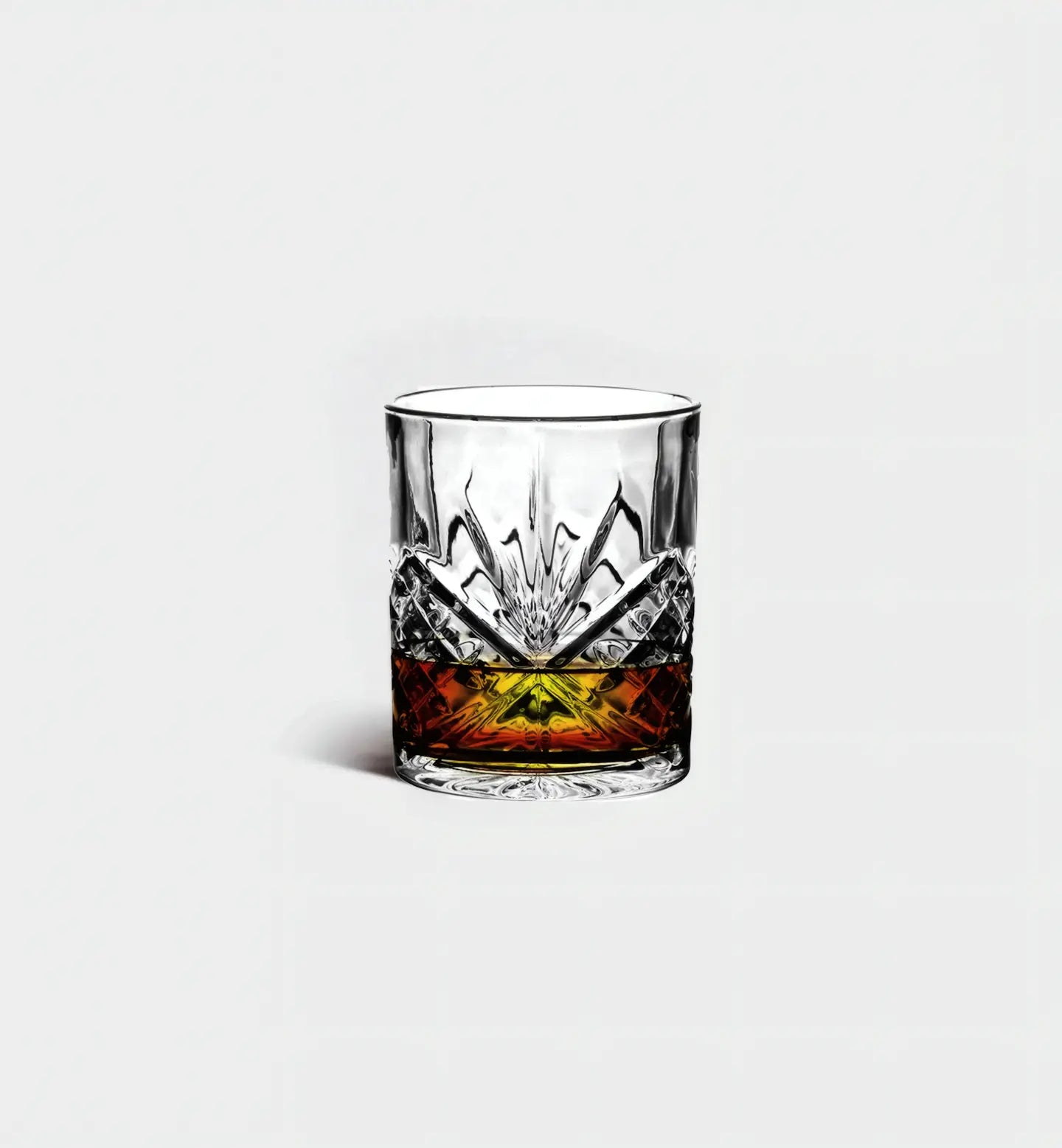 Verre à whisky 320 ml au motif pyramidal sculpté. Design texturé et lumineux pour sublimer chaque dégustation avec élégance.
