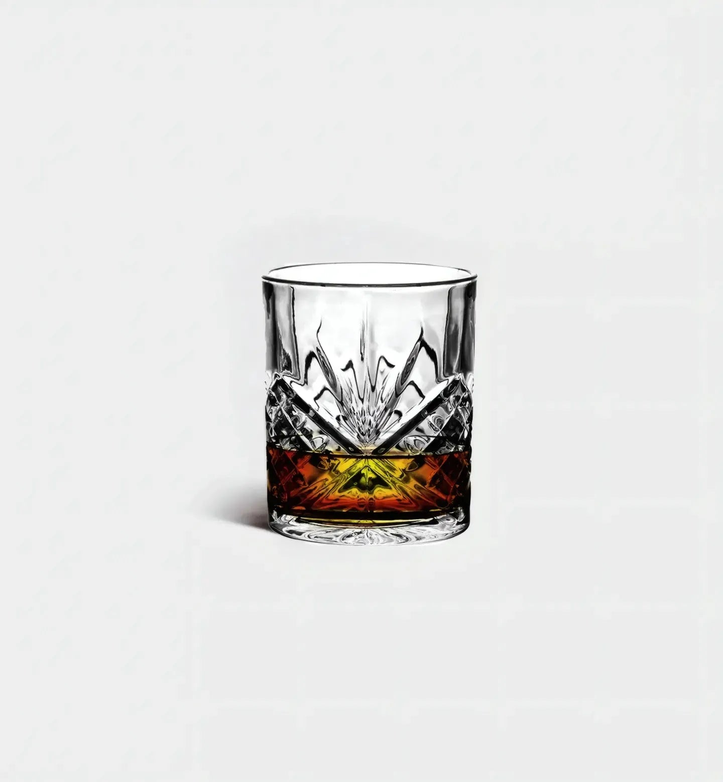 Verre à whisky 320 ml au motif pyramidal sculpté. Design texturé et lumineux pour sublimer chaque dégustation avec élégance.