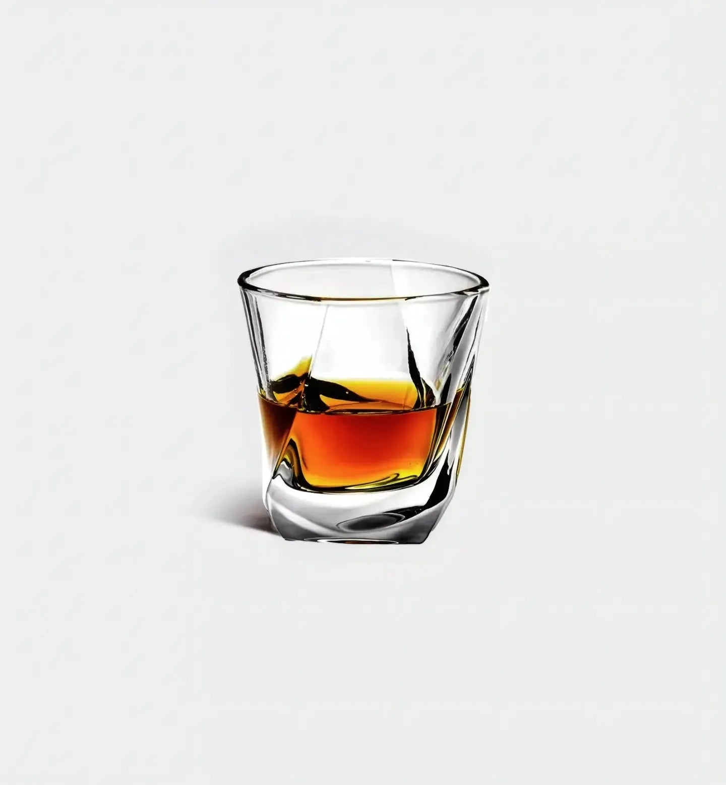 Verre à whisky 230 ml avec torsion subtile, alliant élégance classique et modernité pour une dégustation raffinée et originale.