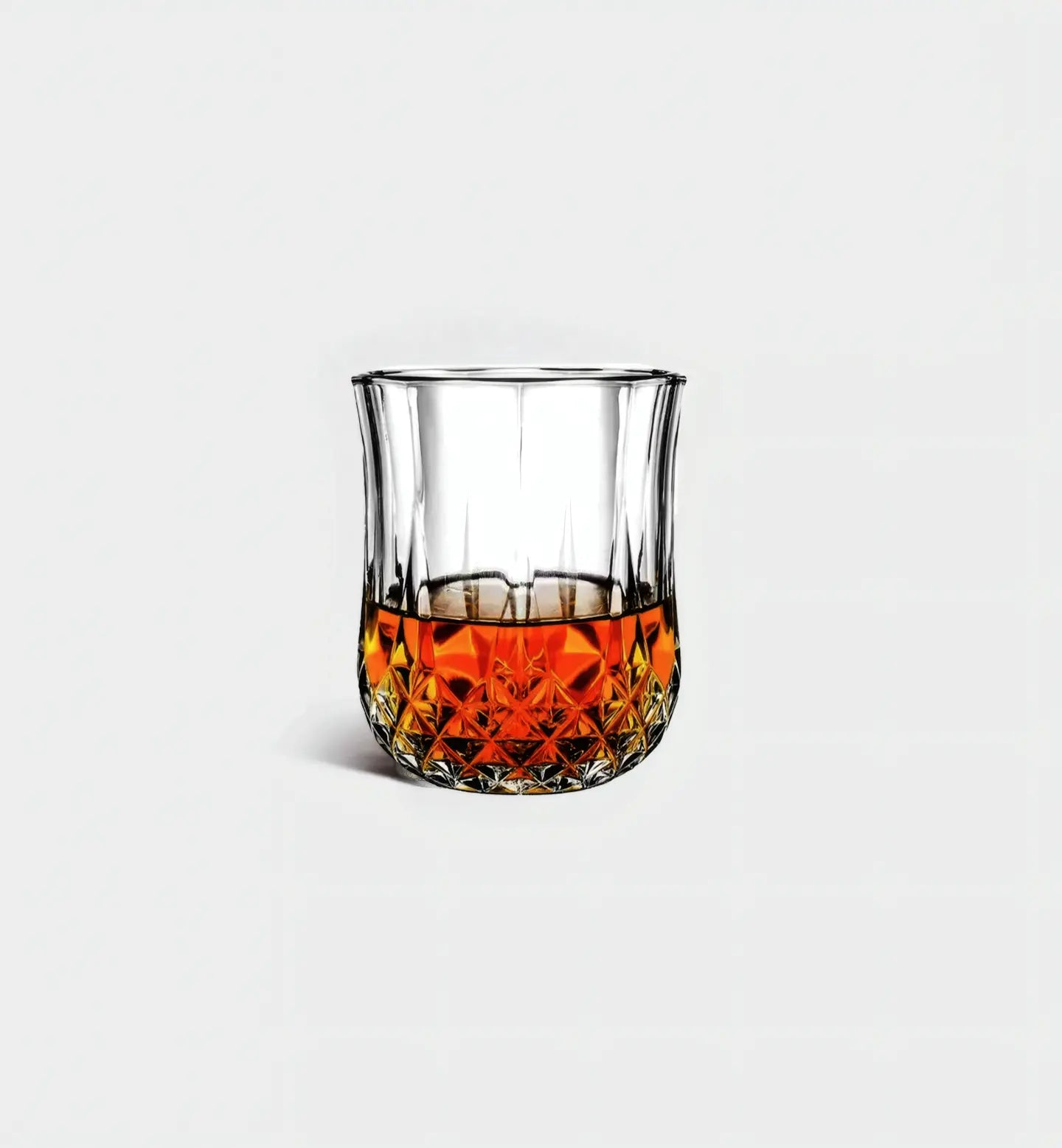 Verre à whisky 210 ml avec motif damier subtil à la base, alliant élégance contemporaine et confort pour une dégustation raffinée.