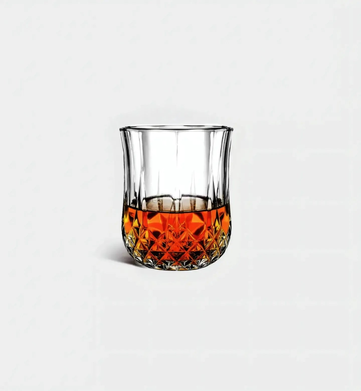Verre à whisky 210 ml avec motif damier subtil à la base, alliant élégance contemporaine et confort pour une dégustation raffinée.