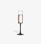 Ce verre à champagne 100 ml au design minimaliste et pied rouge ou noir sublime les bulles avec élégance, parfait pour des réceptions modernes et raffinées.