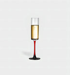 Ce verre à champagne 100 ml au design minimaliste et pied noir ou rouge sublime les bulles avec élégance, parfait pour des réceptions modernes et raffinées.