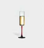 Ce verre à champagne 100 ml au design minimaliste et pied noir ou rouge sublime les bulles avec élégance, parfait pour des réceptions modernes et raffinées.