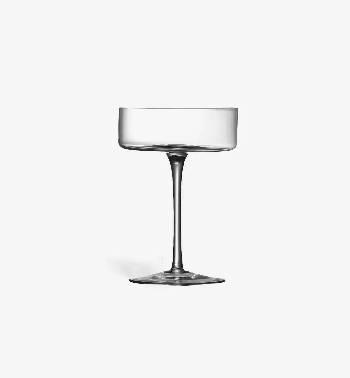 Verre à cocktail 140 ml au design creux et épuré. Forme cylindrique sur pied fin. Idéal pour margarita, vin ou cocktails haut de gamme.