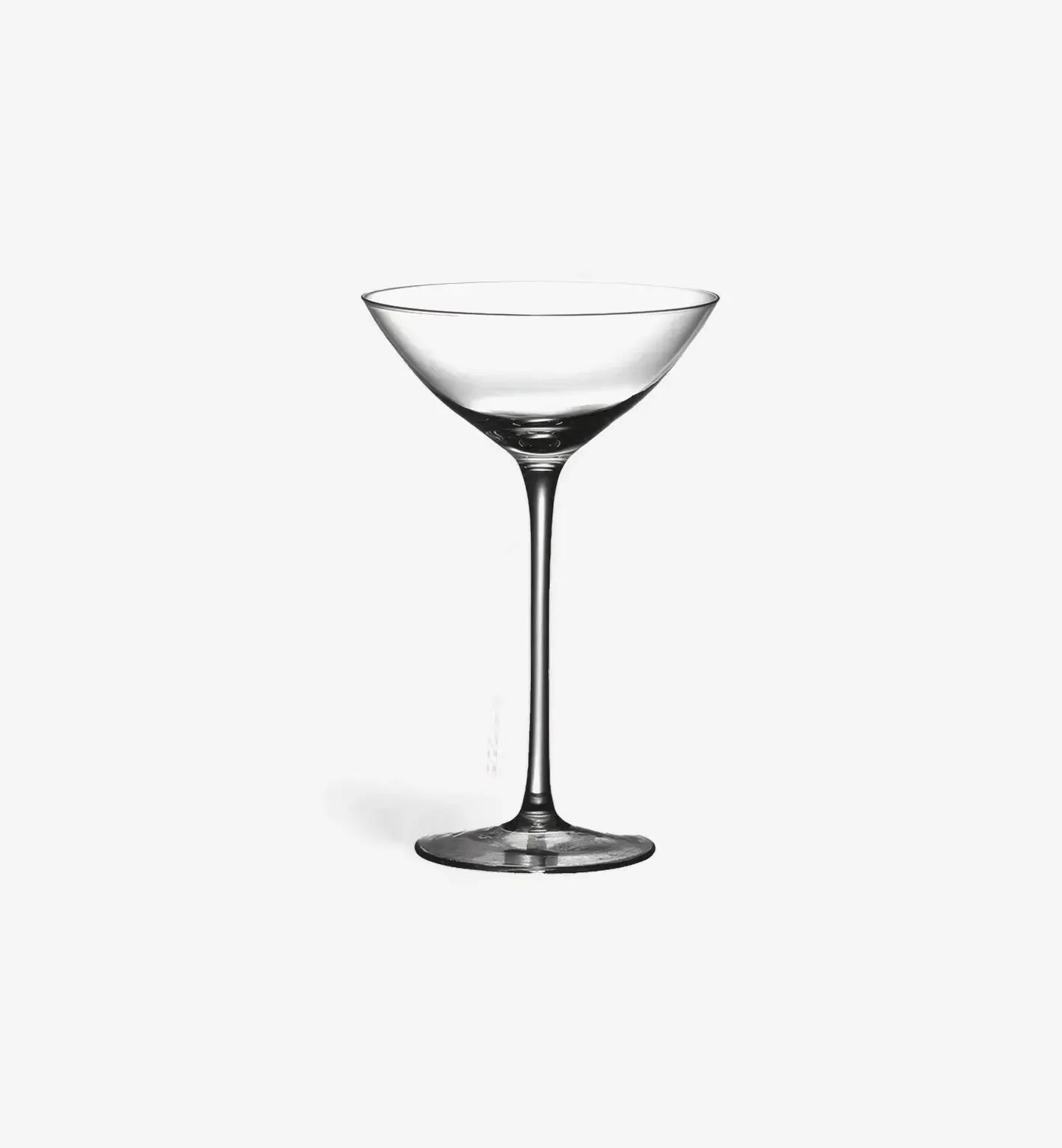Verre à cocktail 150 ml en V incurvé, raffiné et fluide. Idéal pour vin, margarita ou cocktails haut de gamme. Élégance et équilibre assurés.