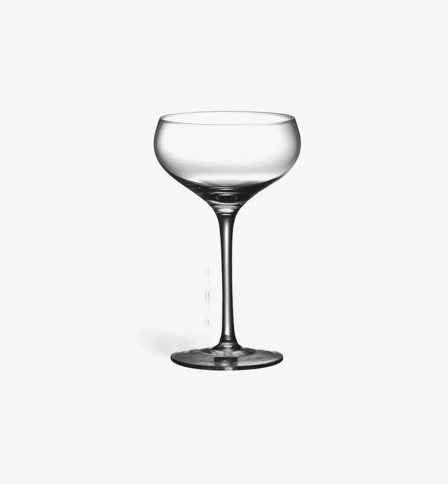 Verre à cocktail 270 ml au design classique et intemporel. Idéal pour cocktails, vins subtils et apéritifs élégants.