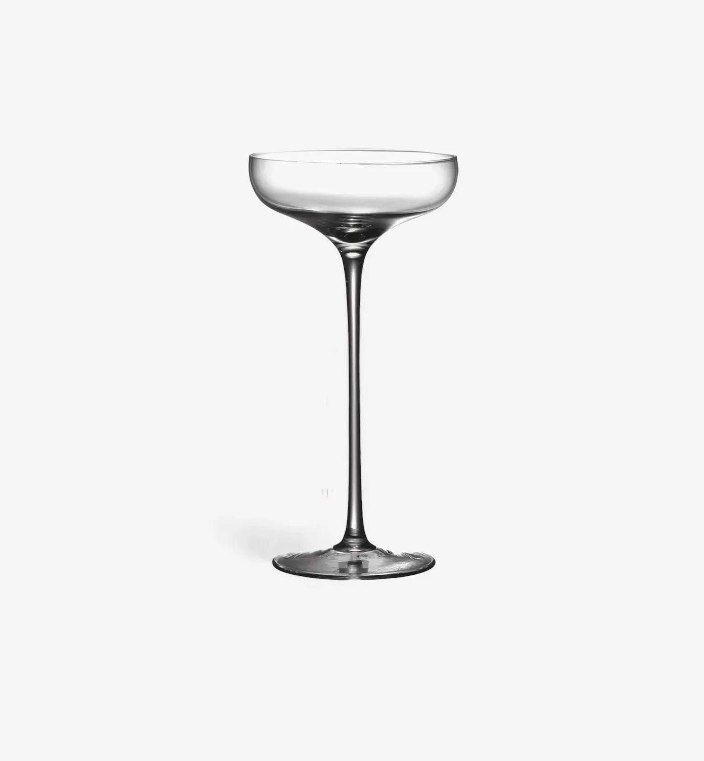 Verre à cocktail 240 ml au design élancé et architectural. Parfait pour cocktails haut de gamme, vins et margaritas. Élégance et style uniques.