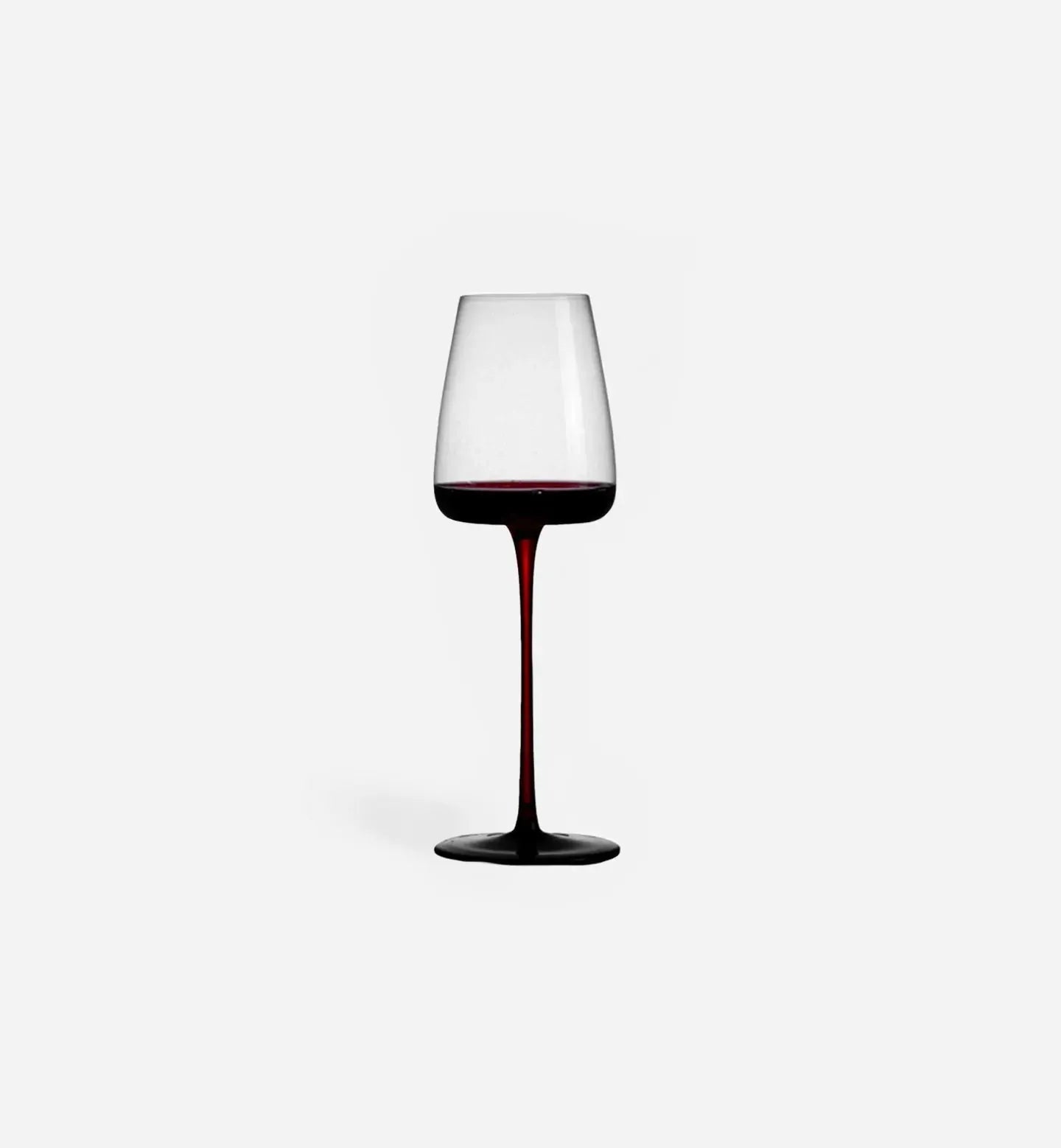 Verre à vin rouge 360 ml classique, fin et élégant, idéal pour vins légers à moyennement corsés. Pied rouge distinctif pour un style subtil.