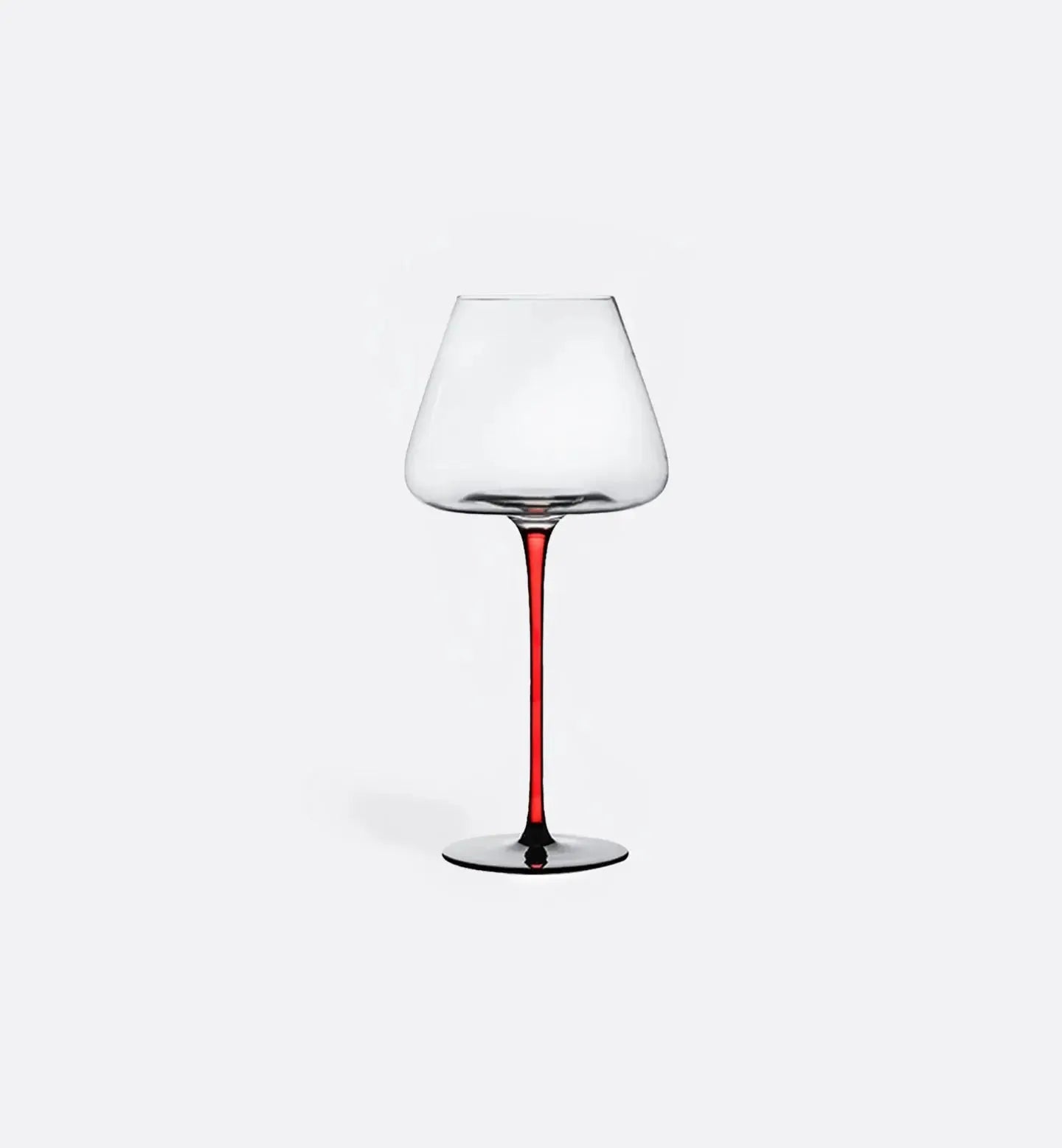 Verre à vin rouge en cristal 710 ml, forme refermée au sommet et pied rouge. Parfait pour sublimer les arômes des grands crus et vins complexes.